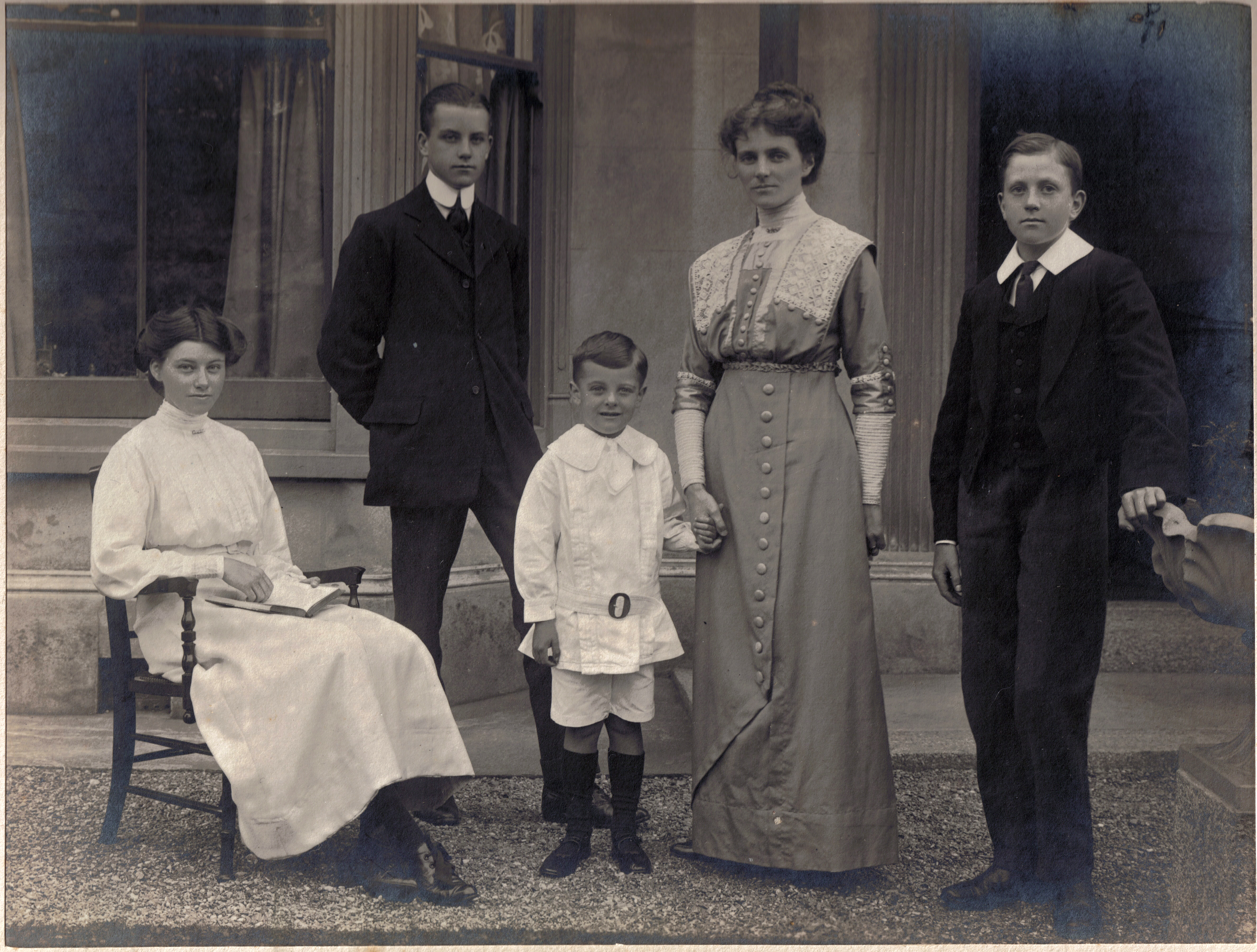 Mary nee Searle or Beatrice, Majorie Jack, Brian Laurie family of James Gunson Lawn Redruth